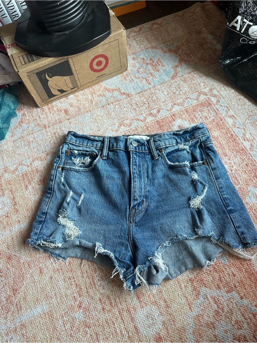 Abercrombie and fitch the mom short high rise size 29 or 8 medium wash denim - Picture 2 of 8
